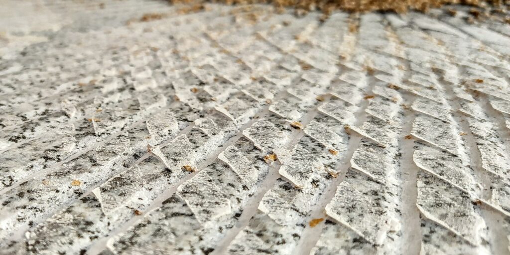 vaguelettes de farine entre les meules de granite astrie